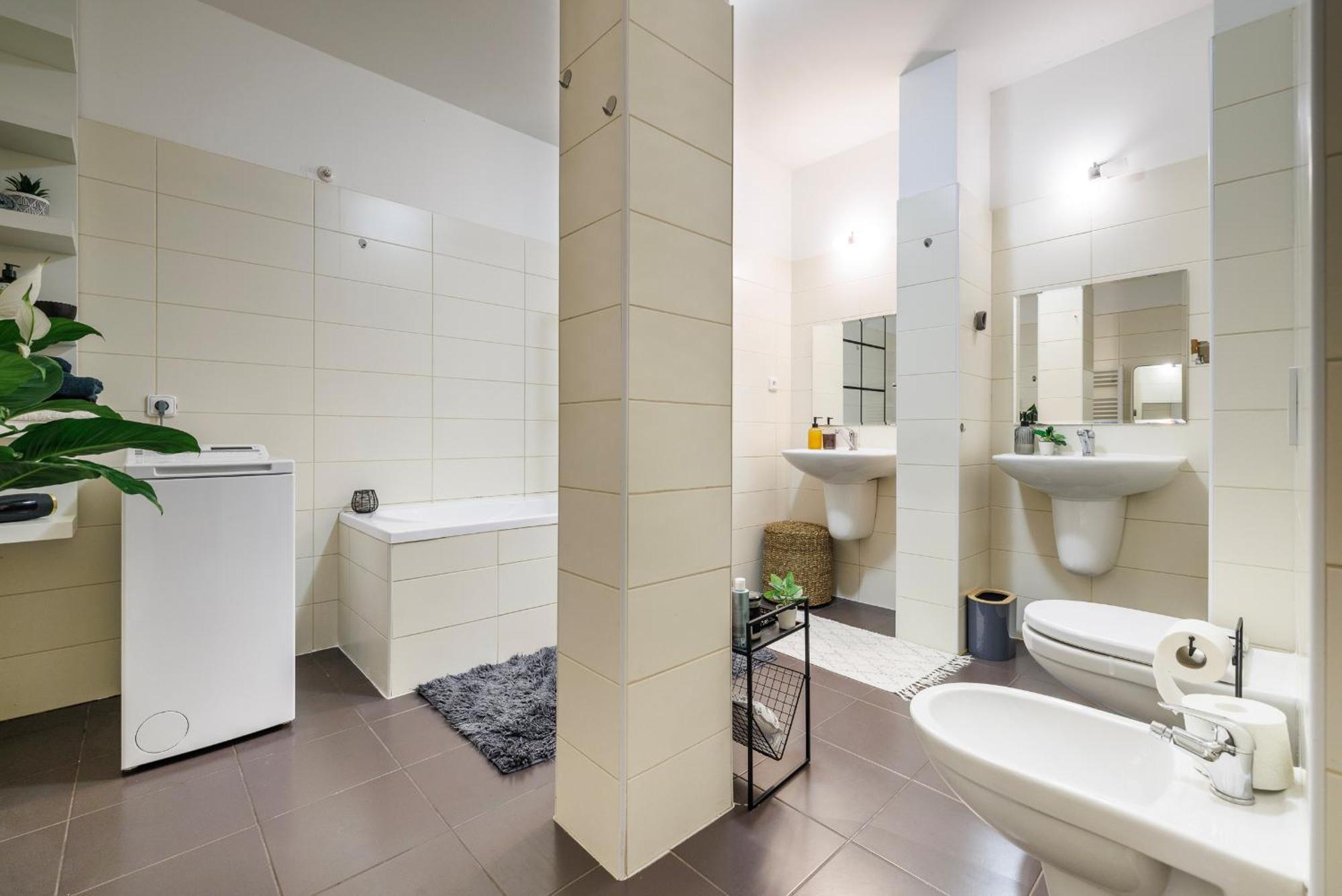 Spacious Flat & Parking Possibility, 3 Stops To Wenceslav Square Prague Ngoại thất bức ảnh